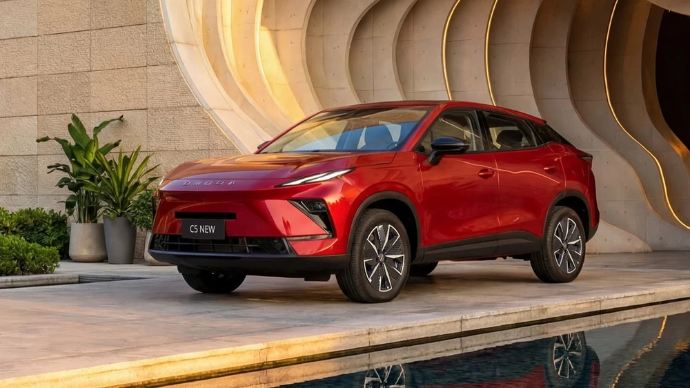 Рестайлинговый кроссовер Omoda C5 сбоку спереди