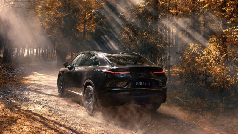 В Китае стартовали поставки кроссовера Nio Onvo L60 Black Knight по цене 21 900 долларов.