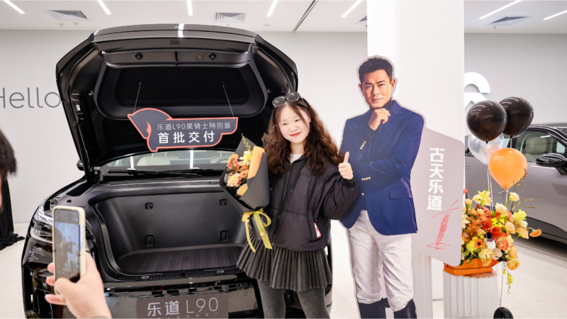 В Китае стартовали поставки Onvo L90 Black Knight Edition по цене 31 060 долларов США.