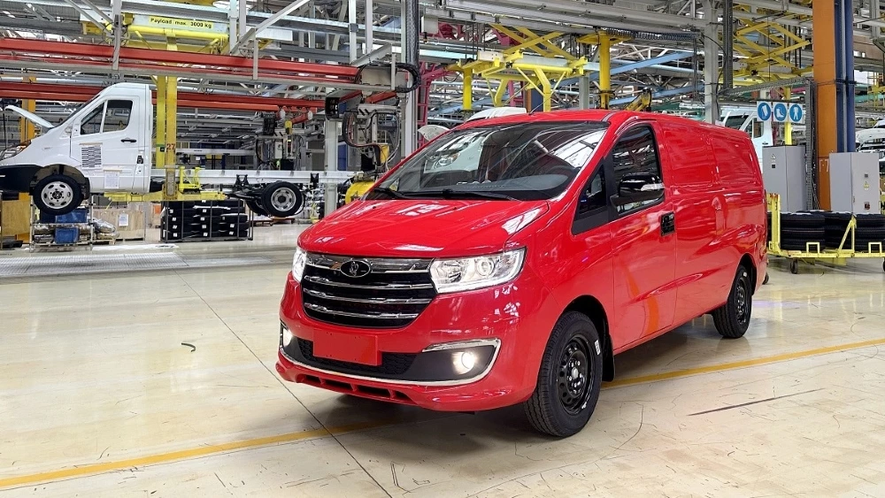 Фургон Sollers SF1 завод Алабуга сбоку спереди