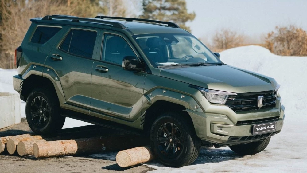Внедорожник Tank 400 у дилера в автосалоне сибинпэкс кемерово сбоку спереди