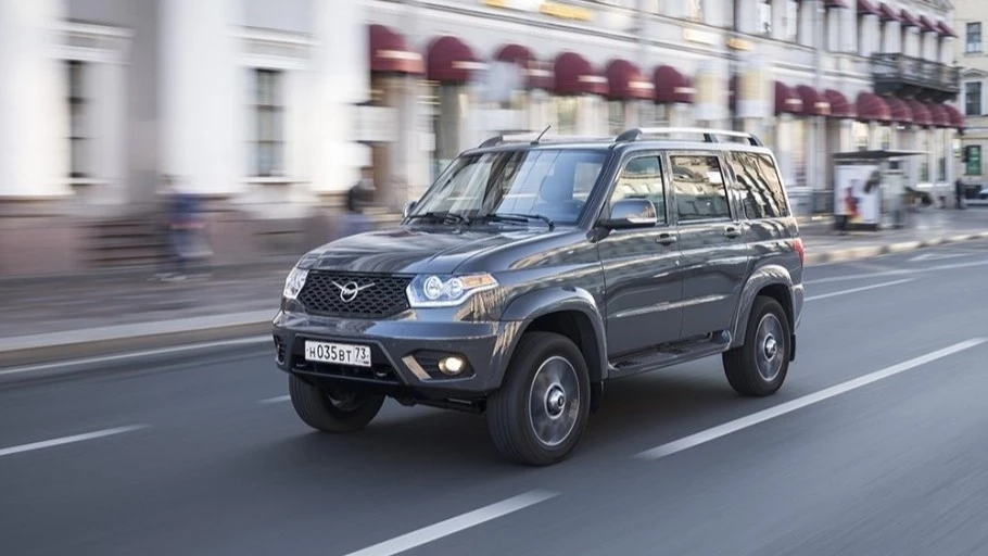 Актуальный внедорожник «УАЗ Патриот» сбоку спереди в динамике