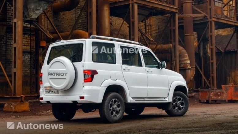Обновленный внедорожник «УАЗ Патриот» сбоку сзади