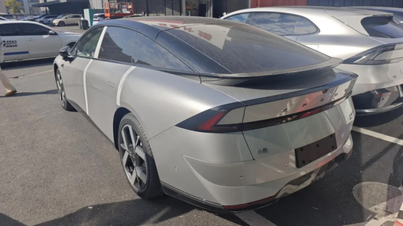 В Китае обновленная Xpeng P7+ поступила в автосалоны перед началом продаж.