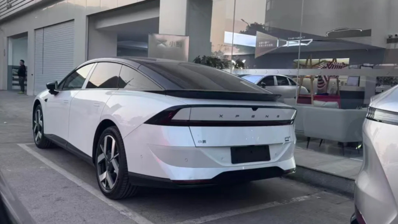 В Китае обновленная Xpeng P7+ поступила в автосалоны перед началом продаж.