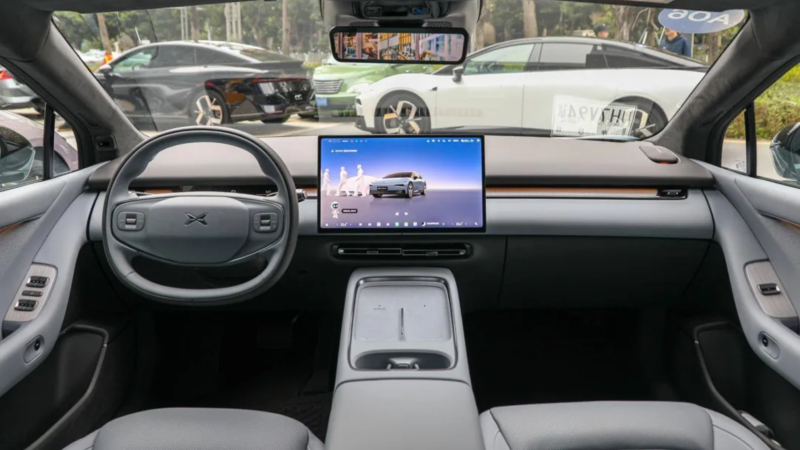 В Китае обновленная Xpeng P7+ поступила в автосалоны перед началом продаж.