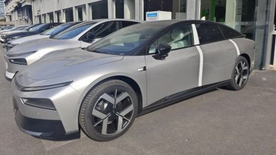 В Китае обновленная Xpeng P7+ поступила в автосалоны перед началом продаж.