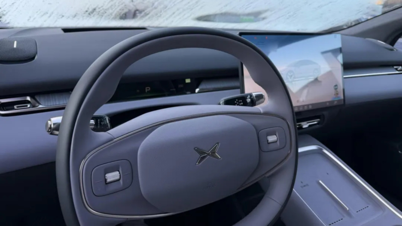 В Китае обновленная Xpeng P7+ поступила в автосалоны перед началом продаж.