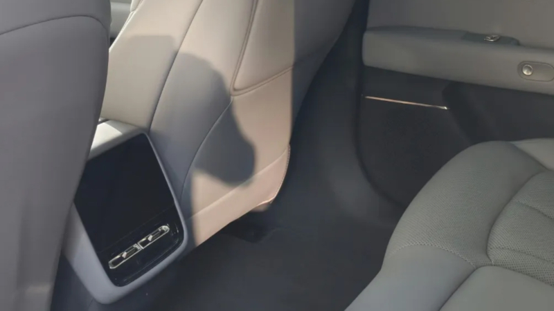 В Китае обновленная Xpeng P7+ поступила в автосалоны перед началом продаж.