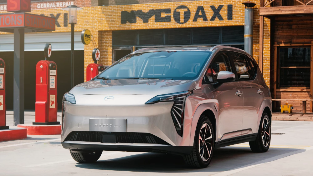 «Яндекс» и GAC показали новый автомобиль для такси gac aion y plus электрический кроссовер сбоку спереди серый