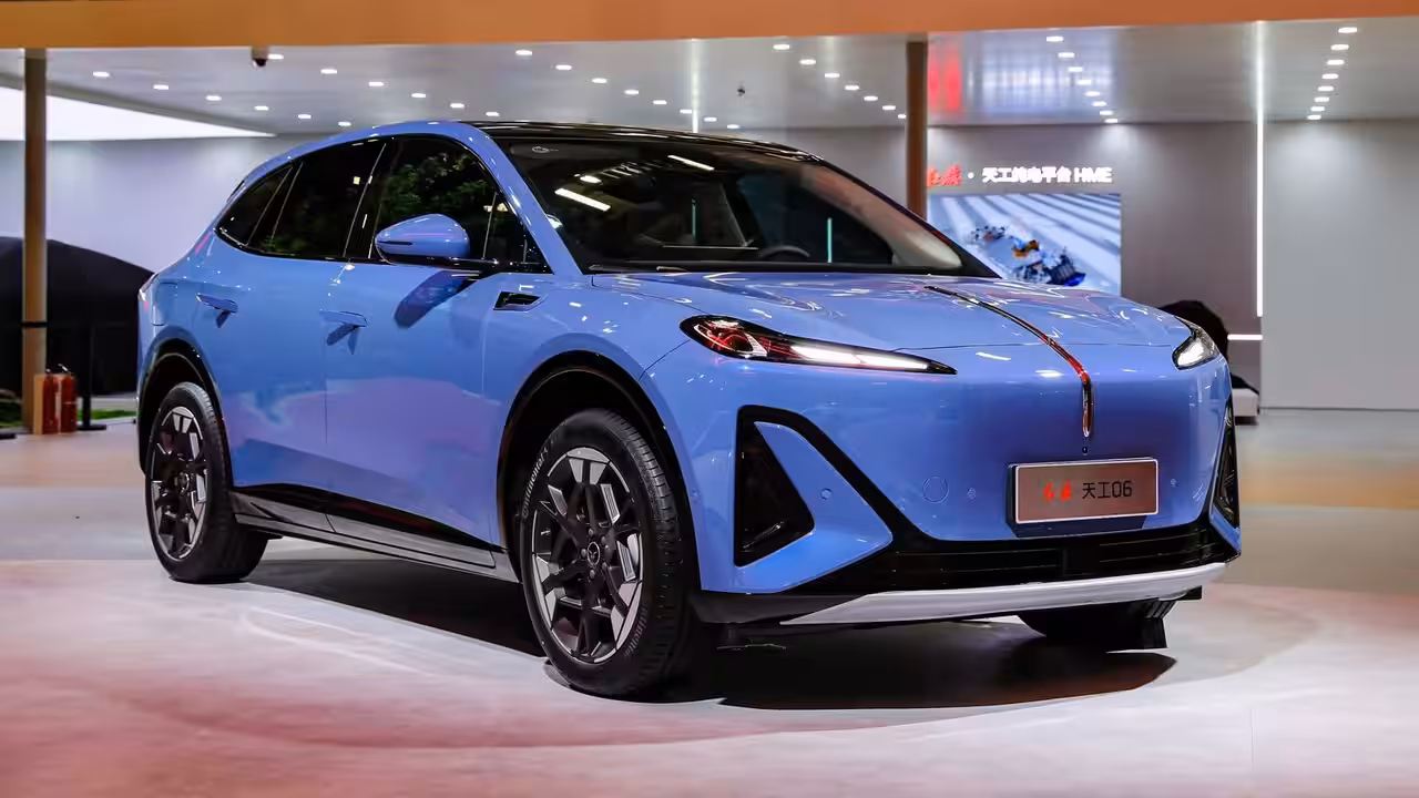 В России представлен первый в истории автомобиль Hongqi с инновационной твердотельной тяговой батареей.