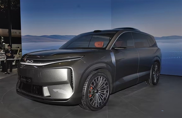 В Китае BYD представила предвестника флагманских моделей Tang 9 SUV и Han 9 седан, официальный показ которых ожидается в первой половине 2026 года.