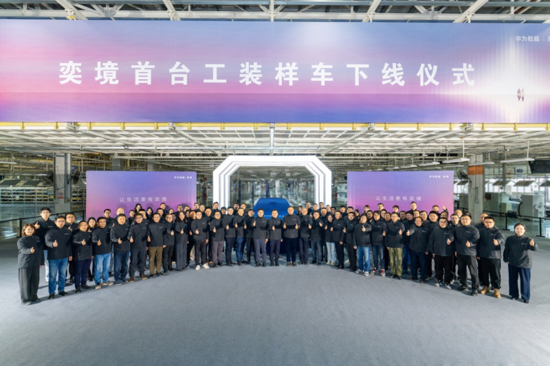 В Китае замечен новый полноразмерный внедорожник Huawei, разработанный совместно с Dongfeng, проходящий зимние испытания.