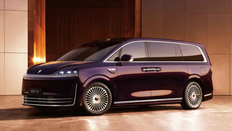 В Китае раскрыты официальные изображения Luxeed V9: MPV с запасом хода 1200 км, кислородным генератором и шлемом-подушкой безопасности.