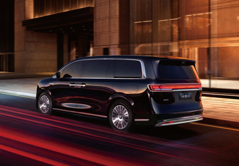 В Китае раскрыты официальные изображения Luxeed V9: MPV с запасом хода 1200 км, кислородным генератором и шлемом-подушкой безопасности.