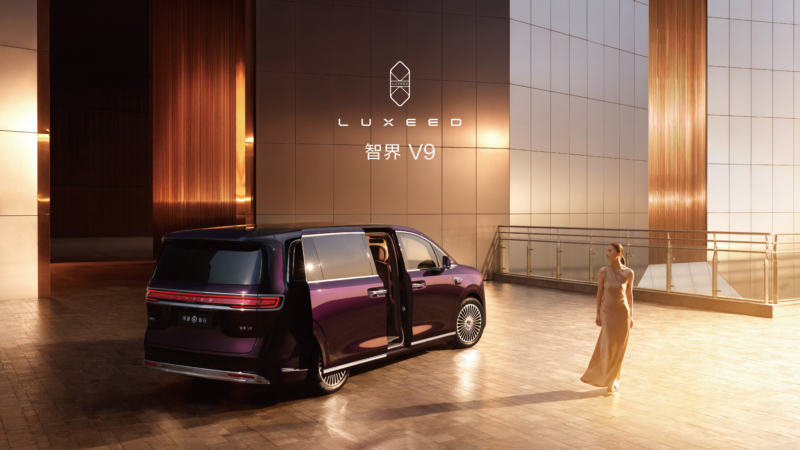 В Китае раскрыты официальные изображения Luxeed V9: MPV с запасом хода 1200 км, кислородным генератором и шлемом-подушкой безопасности.