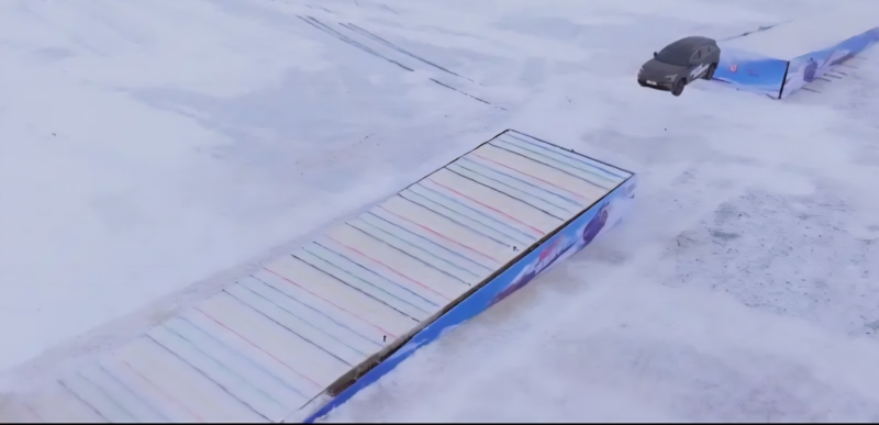 В Китае Changan CS75 Plus установил мировой рекорд Гиннесса по самому длинному прыжку с ледяной рампы.