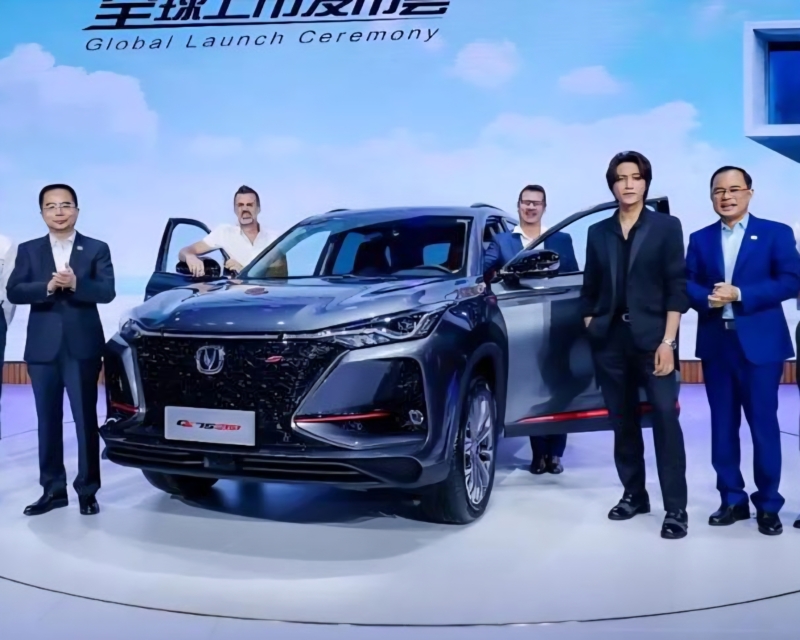 В Китае Changan CS75 Plus установил мировой рекорд Гиннесса по самому длинному прыжку с ледяной рампы.