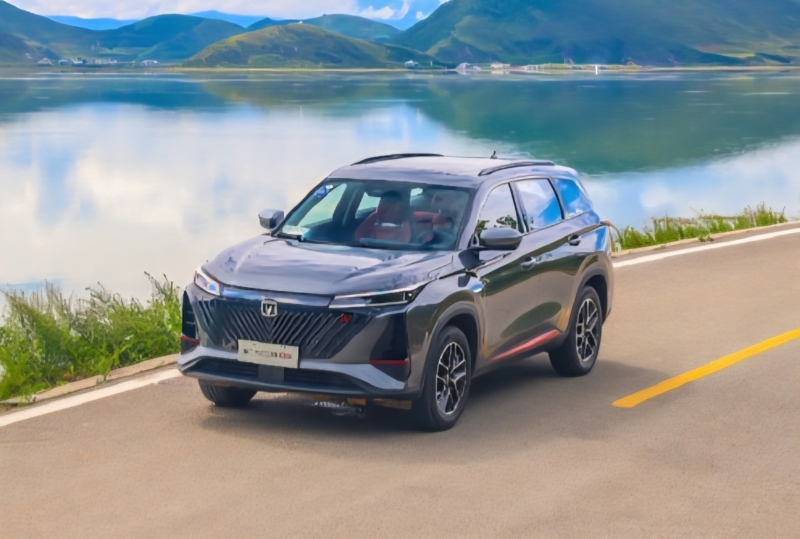 В Китае Changan CS75 Plus установил мировой рекорд Гиннесса по самому длинному прыжку с ледяной рампы.