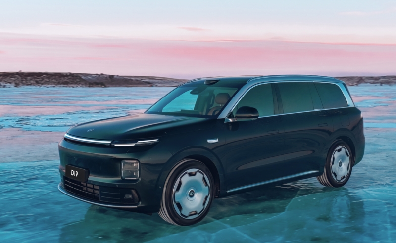 В Китае Leapmotor D19 успешно продемонстрировал первый в мире тест на одновременный прорыв двух шин в экстремальных условиях льда.