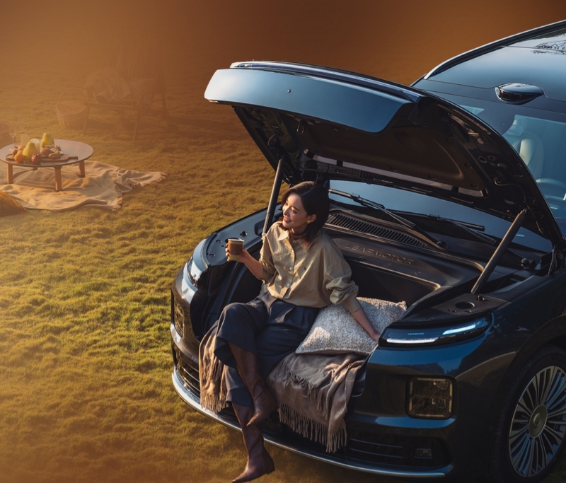 В Китае Leapmotor D19 успешно продемонстрировал первый в мире тест на одновременный прорыв двух шин в экстремальных условиях льда.