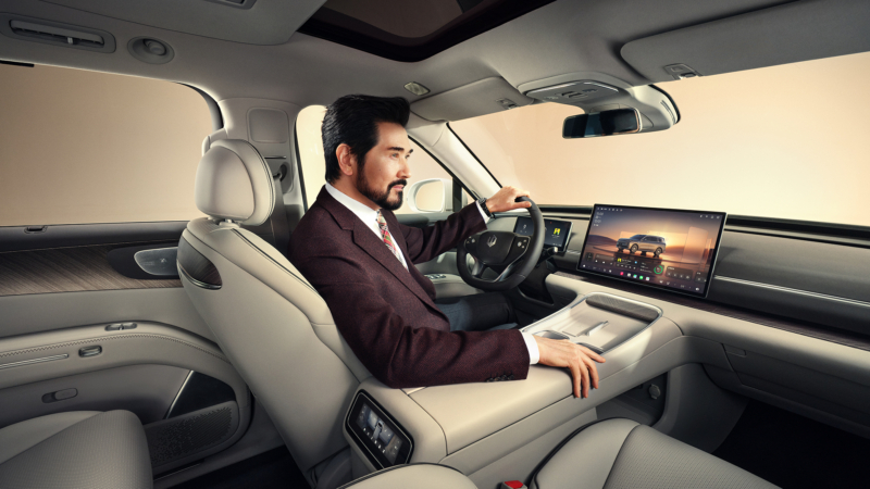 В Китае Leapmotor D19 успешно продемонстрировал первый в мире тест на одновременный прорыв двух шин в экстремальных условиях льда.