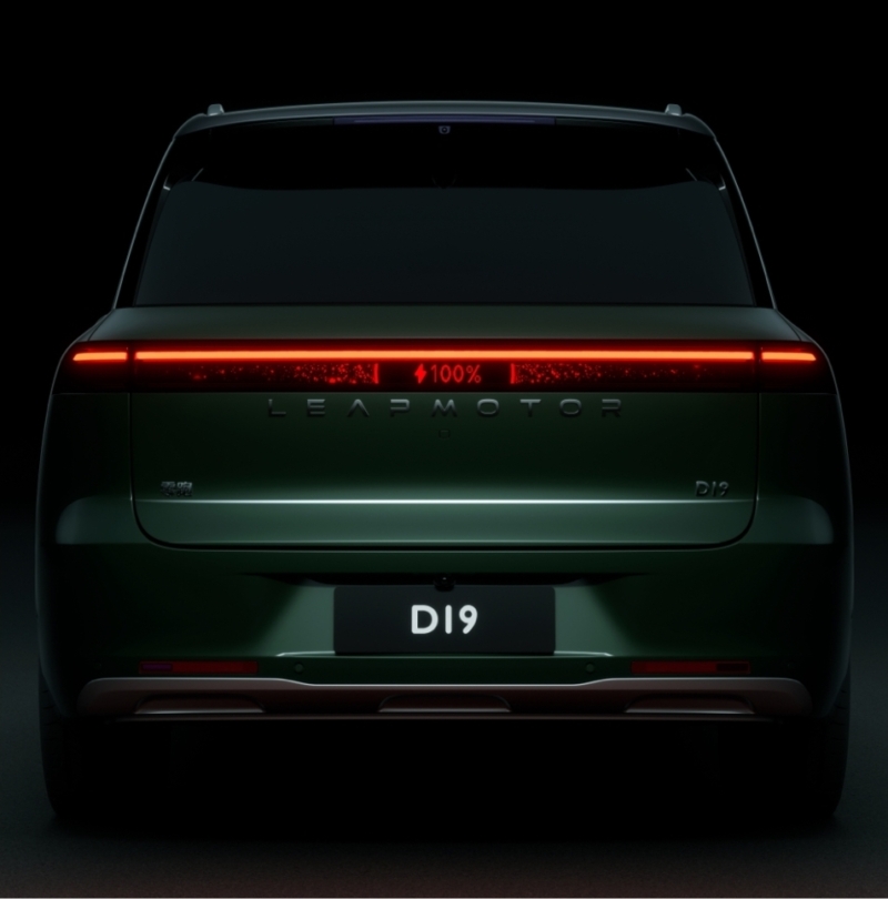 В Китае Leapmotor D19 успешно продемонстрировал первый в мире тест на одновременный прорыв двух шин в экстремальных условиях льда.