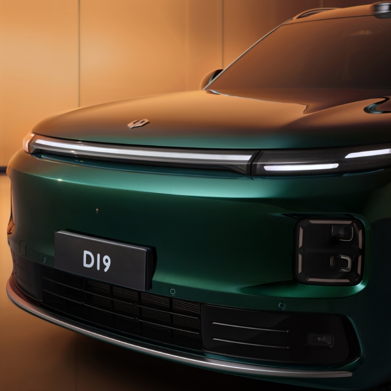 В Китае Leapmotor D19 успешно продемонстрировал первый в мире тест на одновременный прорыв двух шин в экстремальных условиях льда.