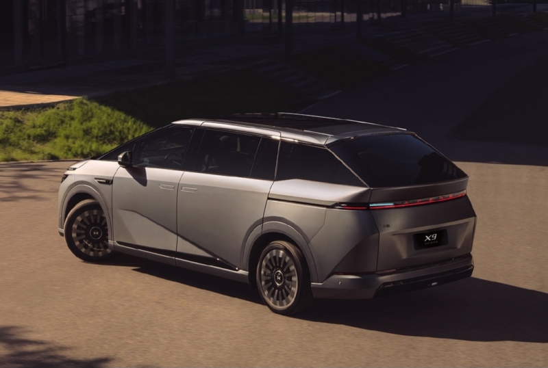 В Китае предзаказ на электрокар Xpeng X9 EV открыт: запас хода до 750 км, 3 ИИ-чипа Turing, подруливающие задние колеса.