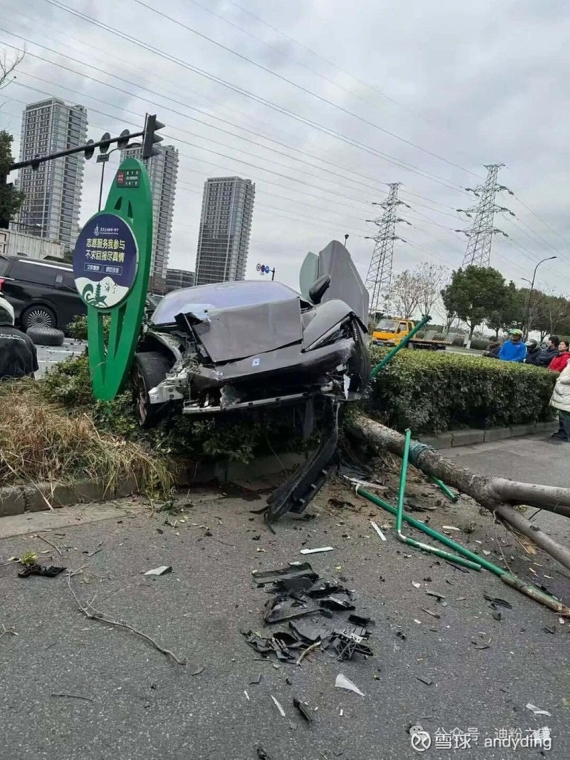 В Китае столкнулись производители люксовых электромобилей: BYD Yangwang U9 и Zeekr 009.