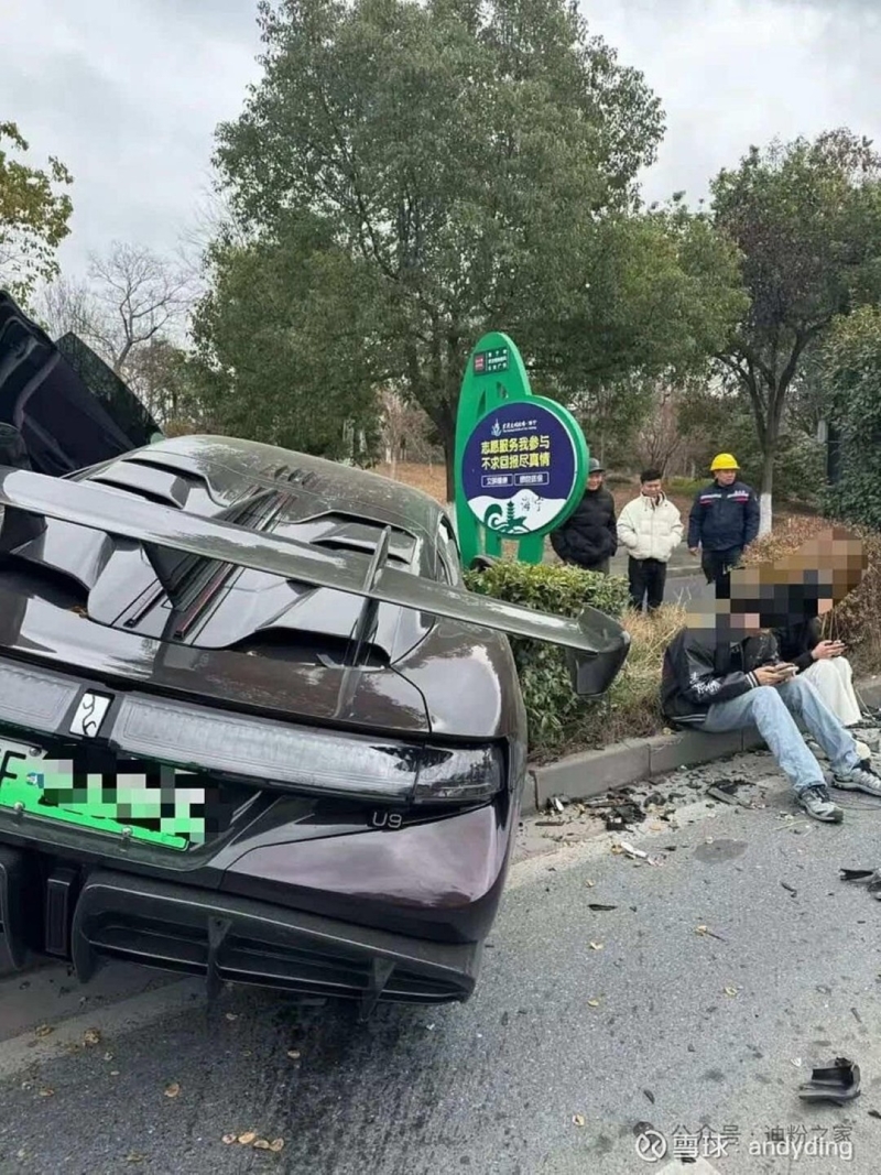 В Китае столкнулись производители люксовых электромобилей: BYD Yangwang U9 и Zeekr 009.