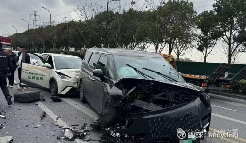 В Китае столкнулись производители люксовых электромобилей: BYD Yangwang U9 и Zeekr 009.