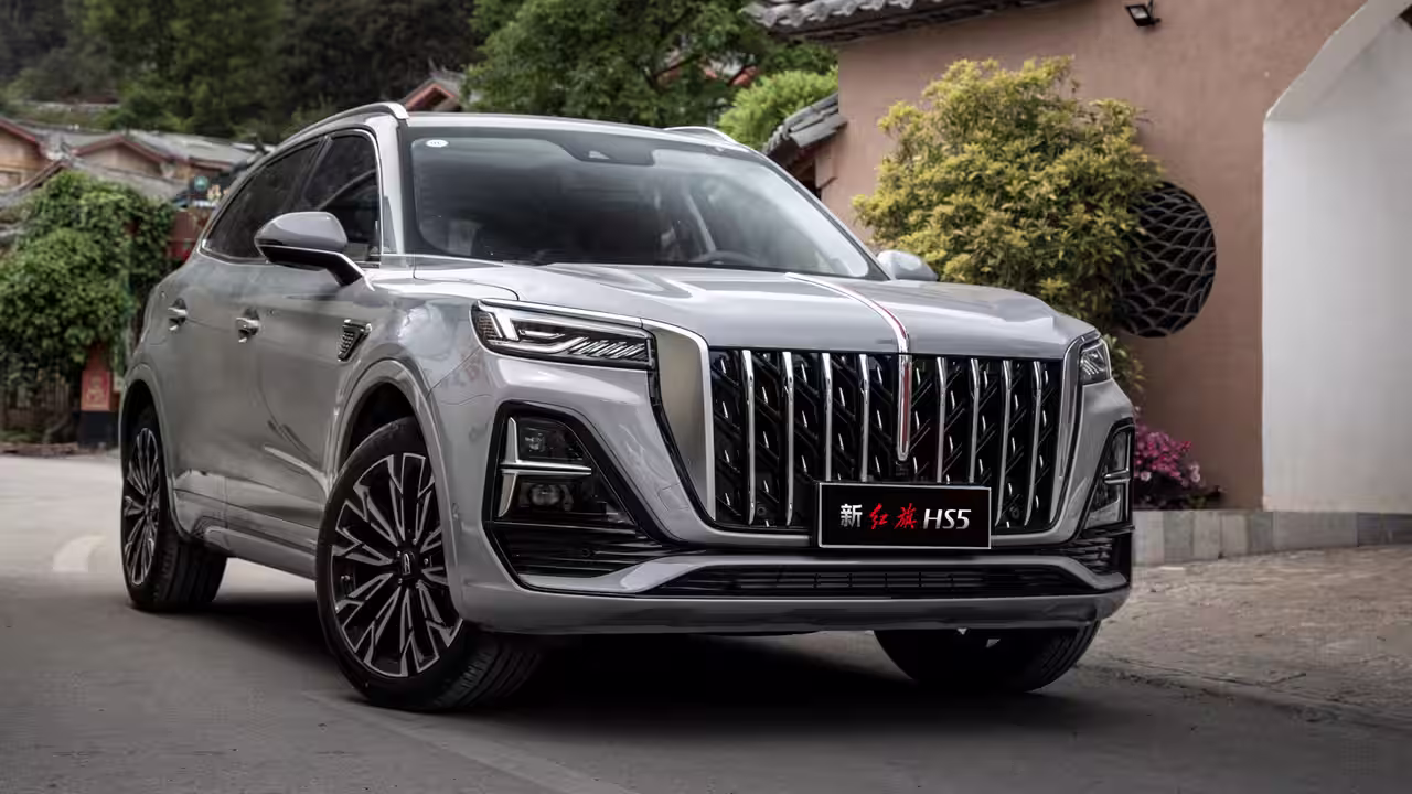 В России снизились цены на две комплектации роскошного кроссовера Hongqi HS5. В России снизились цены на две комплектации роскошного кроссовера Hongqi HS5.