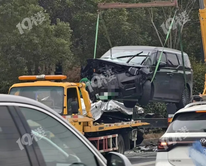 В Китае столкнулись производители люксовых электромобилей: BYD Yangwang U9 и Zeekr 009.