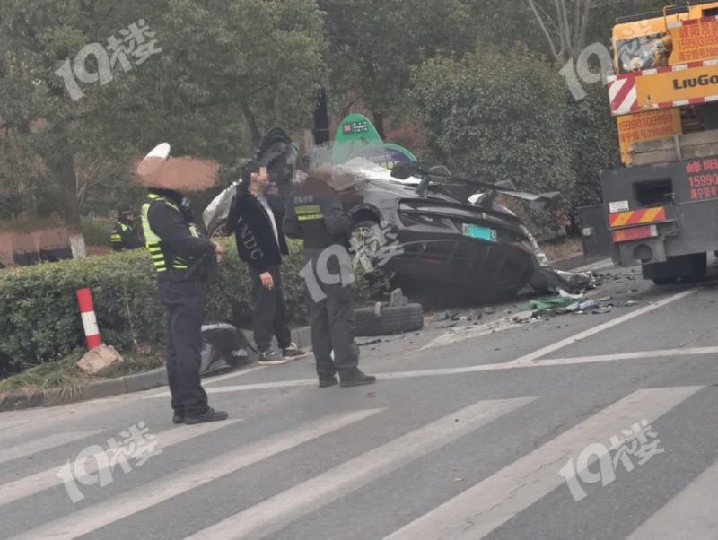 В Китае столкнулись производители люксовых электромобилей: BYD Yangwang U9 и Zeekr 009.