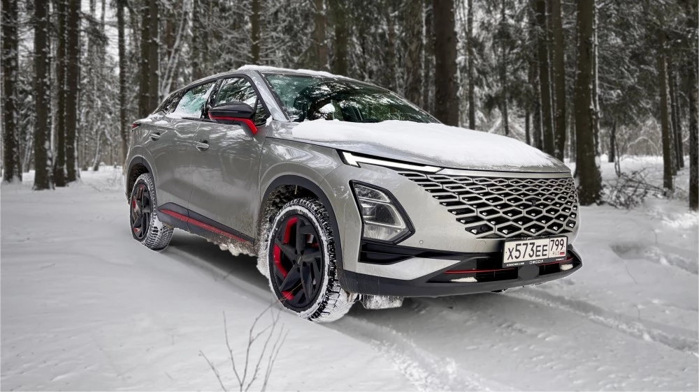 Omoda C5 тест-драйв сбоку спереди бездорожье