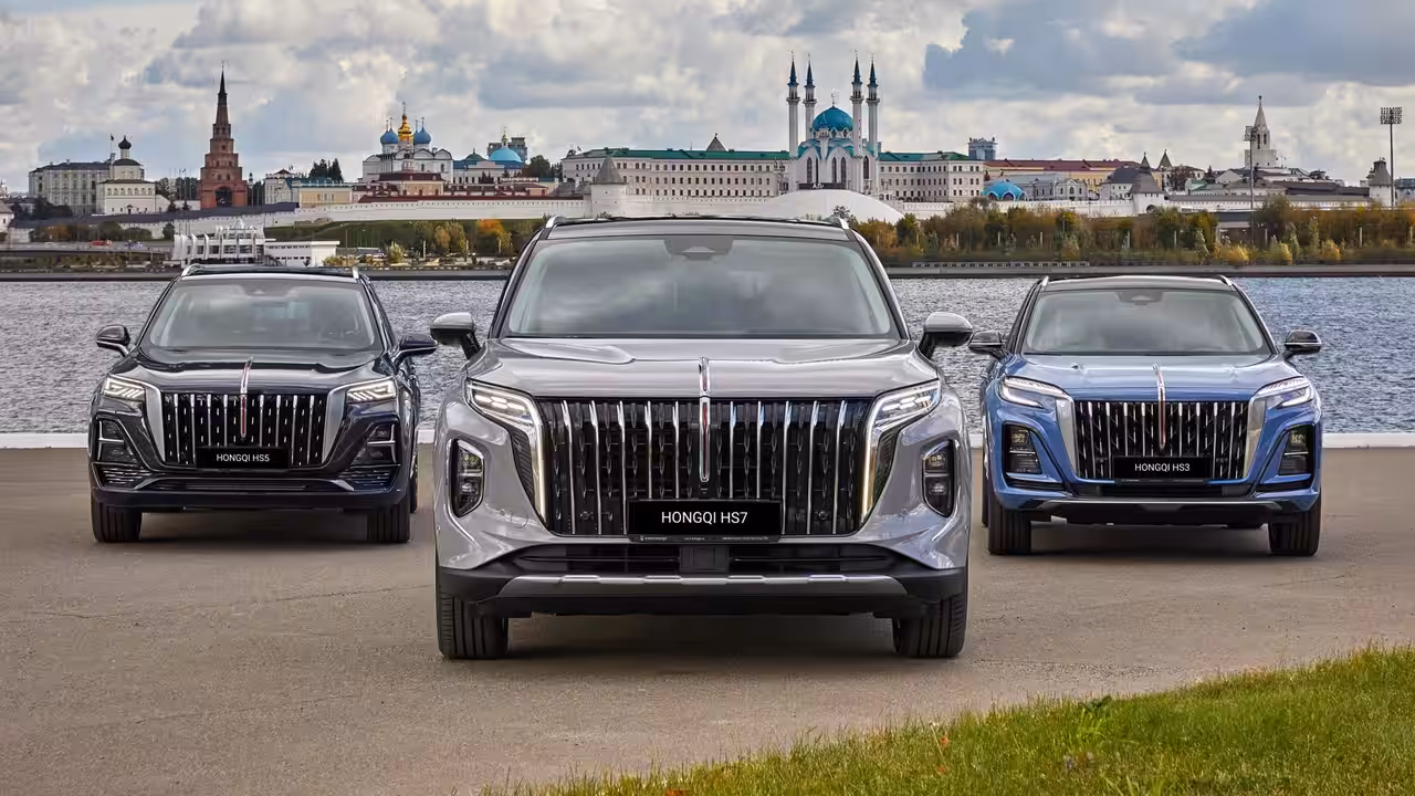 В России стремительно дорожают автомобили Hongqi, подскочив на миллион рублей, что делает HS3, HS5, H9 и другие модели менее доступными. В России стремительно дорожают автомобили Hongqi, подскочив на миллион рублей, что делает HS3, HS5, H9 и другие модели менее доступными.
