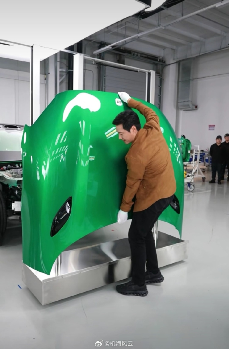 В Китае глава Xiaomi ответил на критику кроссовера SU7, показав качество материалов в прямом эфире.