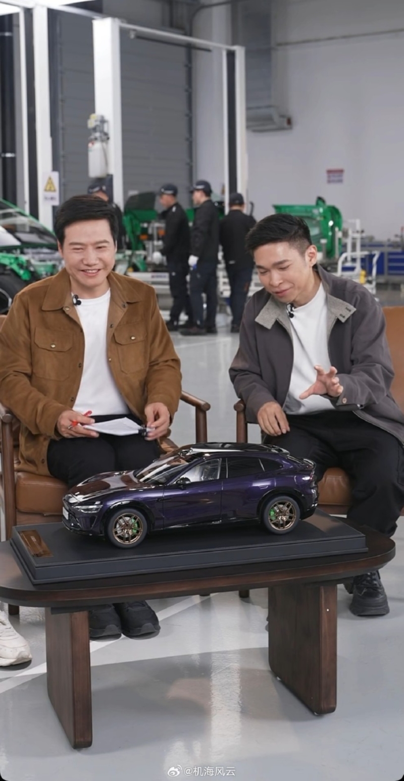 В Китае глава Xiaomi ответил на критику кроссовера SU7, показав качество материалов в прямом эфире.