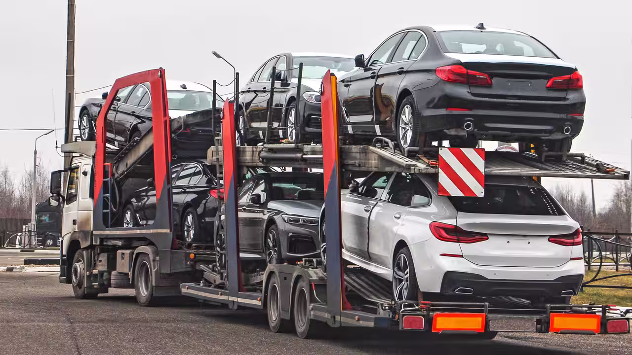 В России ввоз автомобилей резко упал, суммарно за год поставлено на 430 тысяч машин меньше.