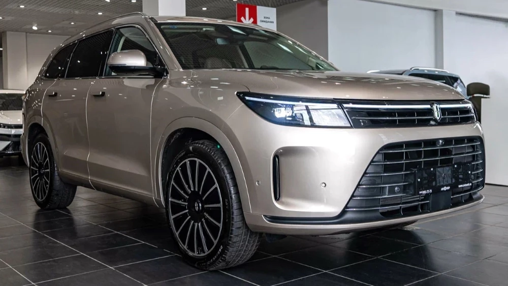 Кроссовер Aito M7 сбоку спереди у дилера в автосалоне ДЦ Автомир