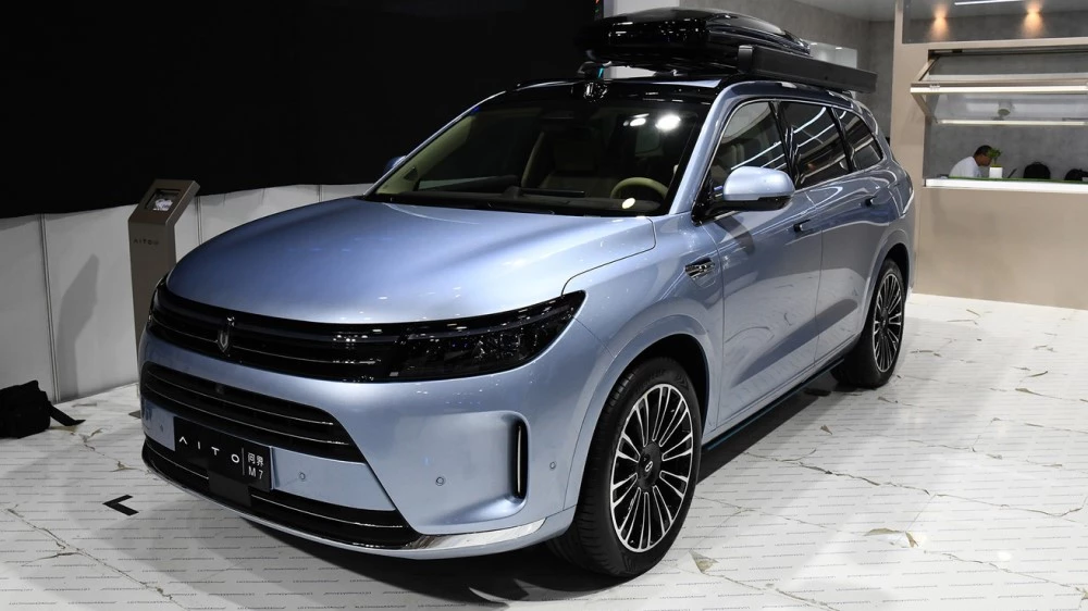 Aito M7 2024 сбоку спереди