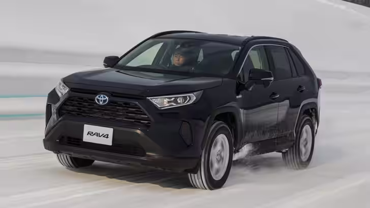 Toyota и Mazda против «китайцев»: россияне начали чаще покупать привычные японские иномарки