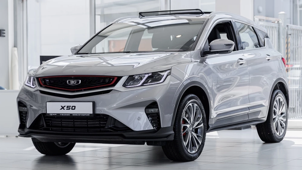 belgee x50 сбоку спереди у дилера в автосалоне бизнес кар