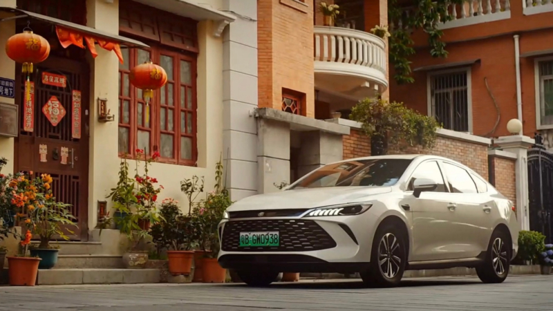 В Китае представлены обновленные BYD Qin Plus и Qin L с запасом хода 210 км на электротяге