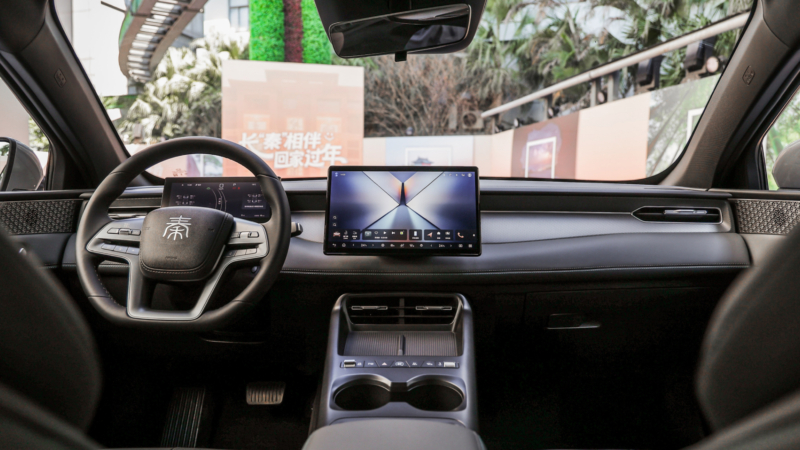 В Китае представлены обновленные BYD Qin Plus и Qin L с запасом хода 210 км на электротяге