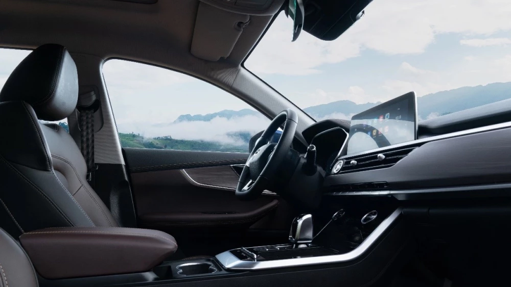 Доступный кроссовер Chery C8 начали продавать в Казахстане салон черный