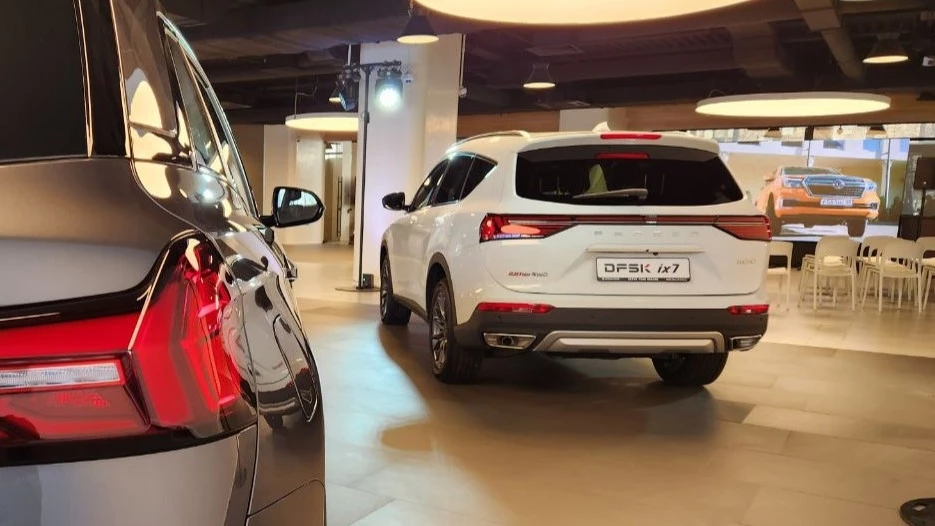 Кроссовер DFSK ix7 на презентации сзади сбоку