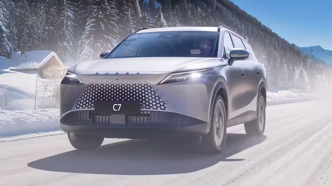 В России бюджетный купеобразный кроссовер и его старший брат значительно подорожали.