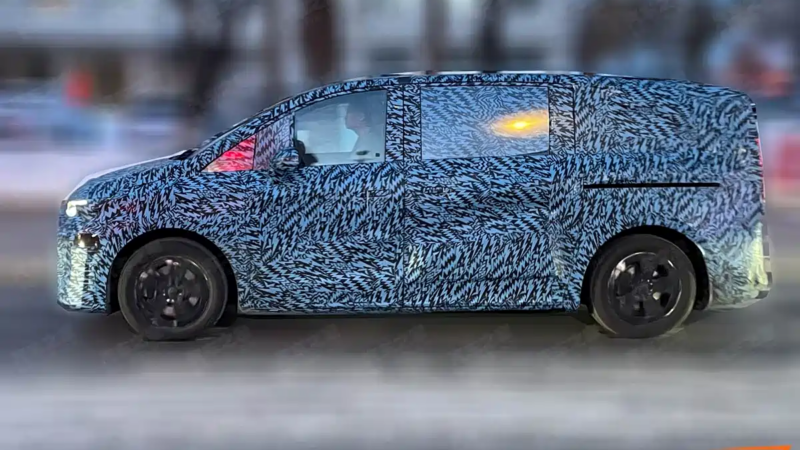 В Китае показали Mercedes-Benz VLE, электрический MPV, перед мировой премьерой 10 марта.